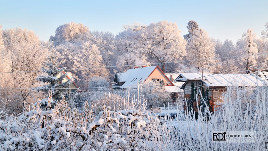 Zima na Mazurach w Polsce w Stanowie. W tle zamarznięte jezioro, ośnieżone pole