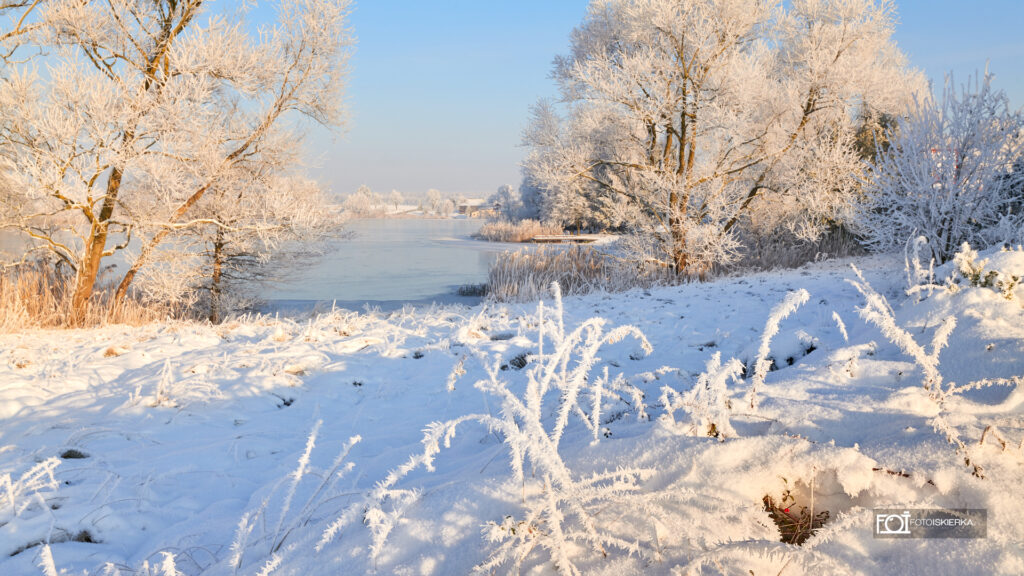 Zima na Mazurach w Polsce w Stanowie. W tle zamarznięte jezioro, ośnieżone pole