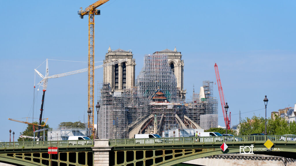 Katedra Notre Dame we Francji, w trakcie obudowy po spalonym dachu. Notre Dame Cathedral in France, undergoing reconstruction after the burned roof.