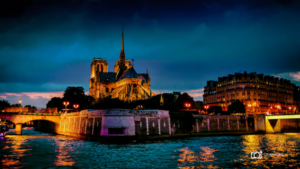 Katedra Notre Dame we Francji, widok nocą. Notre Dame Cathedral in France, view at night