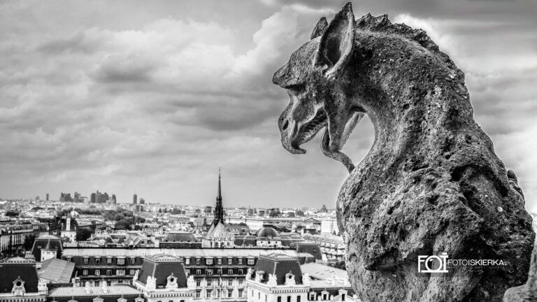 Chimera- Gargulec na wieży Notre Dam w Paryżu we Francji. Chimera- Gargoyle on the Notre Dam tower in Paris, France