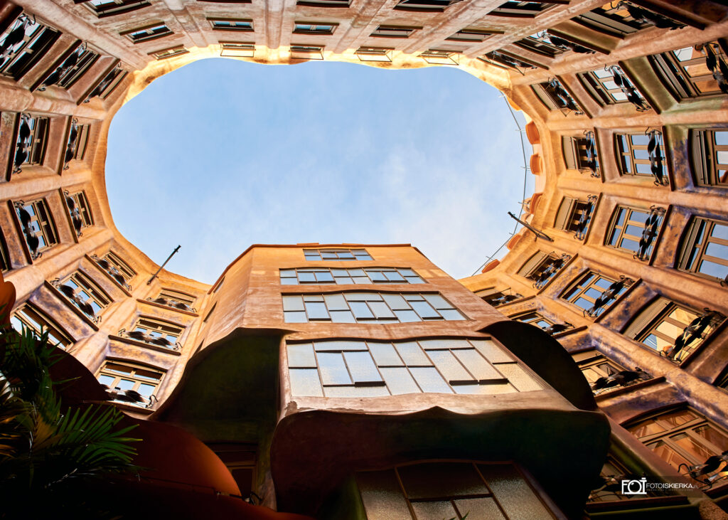 Casa Mila (La Padrera lub Kamieniołom) w Barcelonie. Budynek zaprojektowany przez Antonio Gaudi.