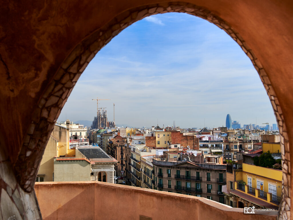 Casa Mila (La Padrera lub Kamieniołom) w Barcelonie. Budynek zaprojektowany przez Antonio Gaudi.