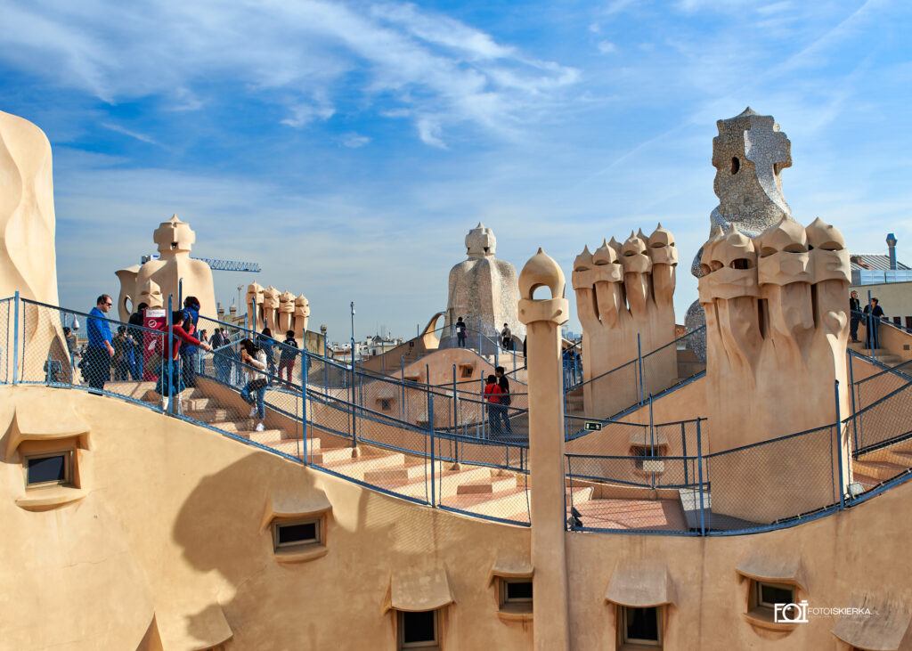 Casa Mila (La Padrera lub Kamieniołom) w Barcelonie. Budynek zaprojektowany przez Antonio Gaudi.