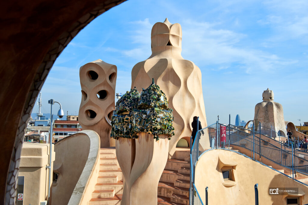 Casa Mila (La Padrera lub Kamieniołom) w Barcelonie. Budynek zaprojektowany przez Antonio Gaudi.