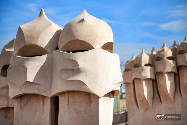 Casa Mila (La Padrera lub Kamieniołom) w Barcelonie. Budynek zaprojektowany przez Antonio Gaudi.