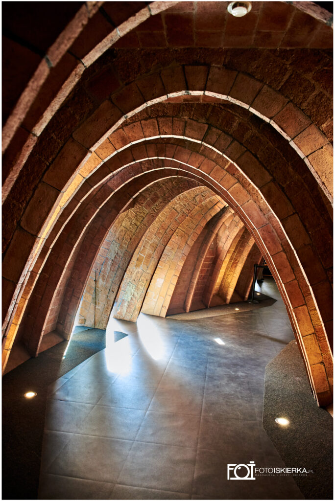 Casa Mila (La Padrera lub Kamieniołom) w Barcelonie. Budynek zaprojektowany przez Antonio Gaudi.