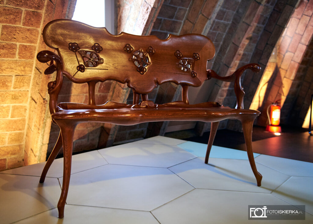 Casa Mila (La Padrera lub Kamieniołom) w Barcelonie. Budynek zaprojektowany przez Antonio Gaudi.