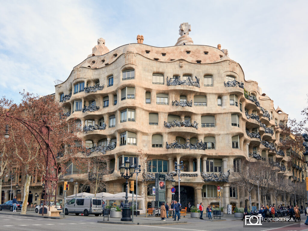 Casa Mila (La Padrera lub Kamieniołom) w Barcelonie. Budynek zaprojektowany przez Antonio Gaudi.
