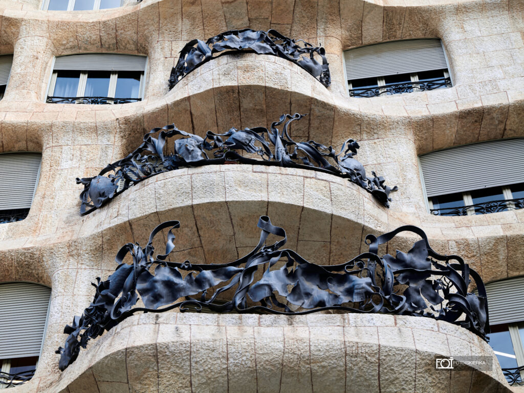 Casa Mila (La Padrera lub Kamieniołom) w Barcelonie. Budynek zaprojektowany przez Antonio Gaudi.