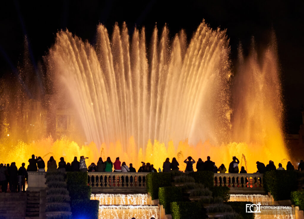 pokaz fontann w Barcelonie na tle National Palace. fountain show in Barcelona with the National Palace in the background