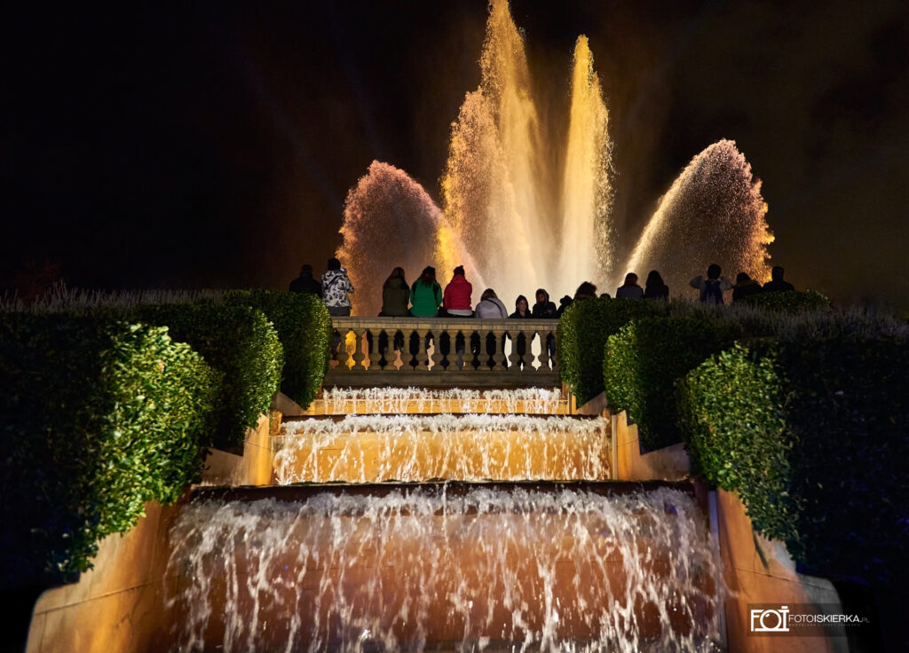 pokaz fontann w Barcelonie na tle National Palace. fountain show in Barcelona with the National Palace in the background