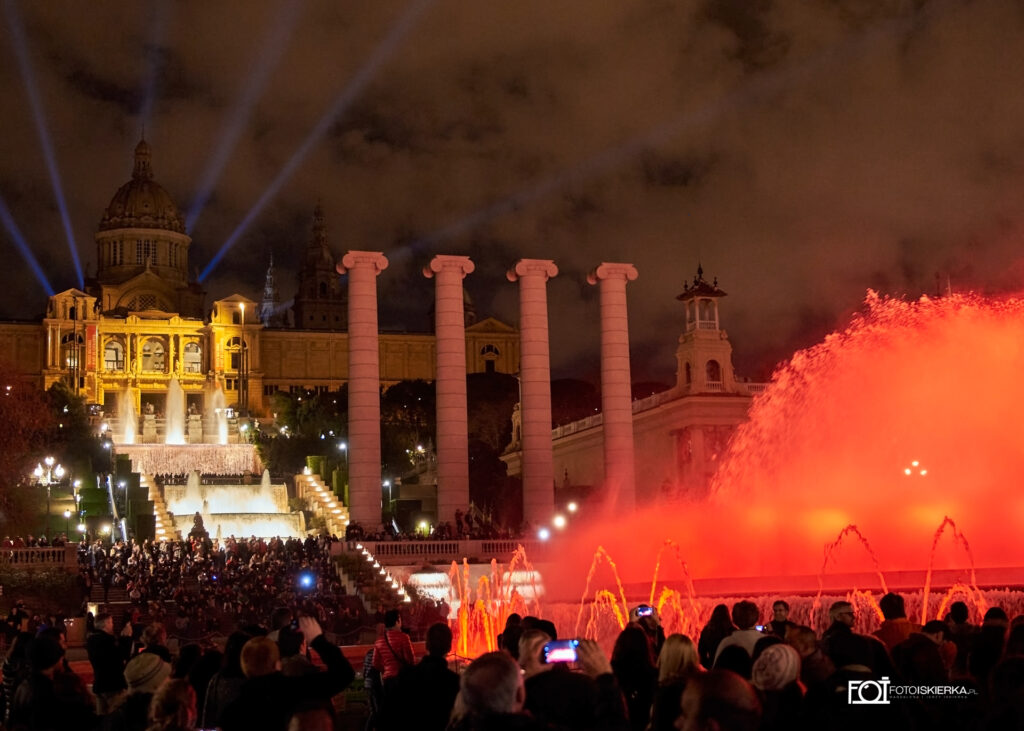 pokaz fontann w Barcelonie na tle National Palace. fountain show in Barcelona with the National Palace in the background