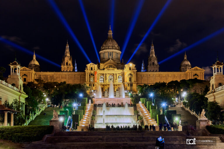 pokaz fontann w Barcelonie na tle National Palace. fountain show in Barcelona with the National Palace in the background