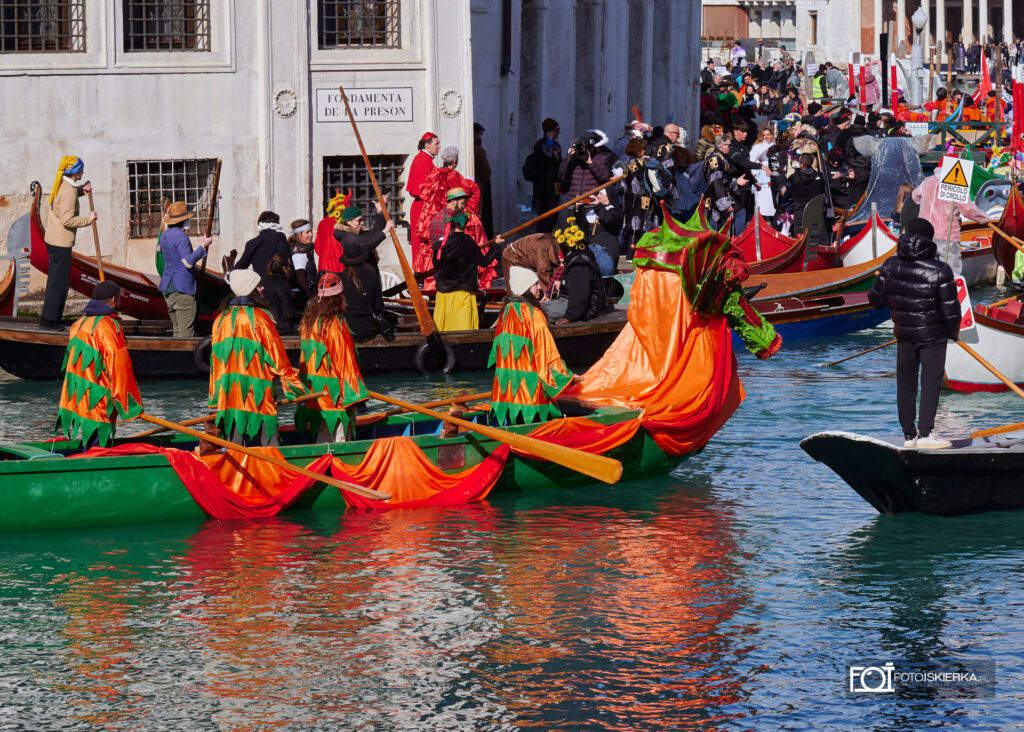 Tradycyjna łódź paradna podczas Festa Veneziana sull’Acqua w Wenecji. Uczestnicy karnawału w kolorowych kostiumach wiosłują wzdłuż Fondamenta de la Preson. Wydarzenie prezentuje unikalną kulturę wioślarską Voga alla Veneta i widowiskowe dekoracje łodzi.